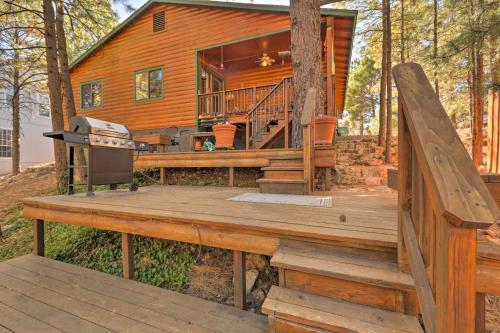 Rustic Cabin with Deck about 4 Mi to Old Town Flagstaff!