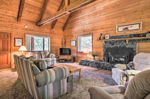 Pet-Friendly Cabin with BBQ - 7 Mi to Show Low Lake! Pinetop