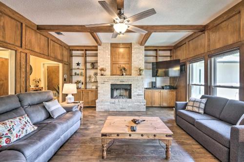 Family-Friendly Home with Hot Tub Fire Pit and Deck! - image 6