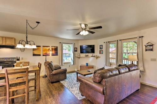 Bryson City Family Cabin - Mins to Smoky Mountains in Bryson City, USA
