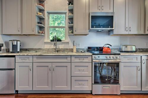 Stylish San Antonio Apt with Patio Near River Walk! - image 4