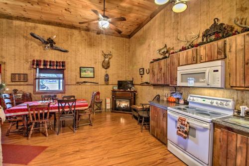 The Bovard Lodge Rustic Cabin Near Ohio River! in Florence, USA