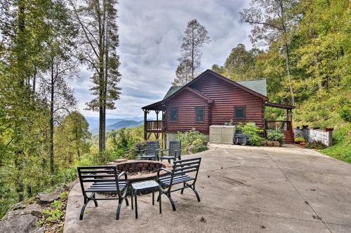 Cabin with BBQ and Games - Walk to Blue Ridge Parkway!