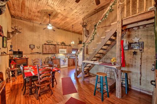 The Bovard Lodge Rustic Cabin Near Ohio River! in Florence, USA