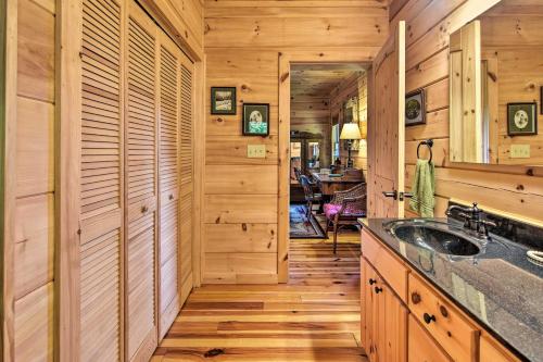 Cabin with BBQ and Games - Walk to Blue Ridge Parkway!