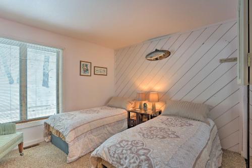Cozy Alpine Condo with Fireplace Less Than 1 Mi to Ski Lifts - main image