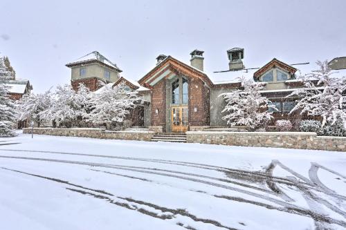 Cozy Alpine Condo with Fireplace Less Than 1 Mi to Ski Lifts - image 4