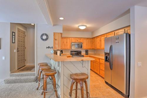 Cozy Alpine Condo with Fireplace Less Than 1 Mi to Ski Lifts - image 9