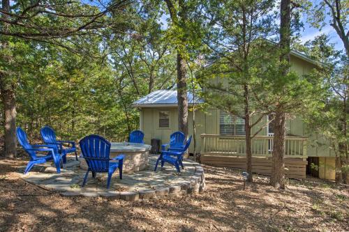 Pottsboro Cabin with Deck - 1 Mile to Lake Texoma! - main image