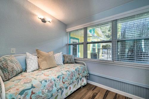 Bright and Fun Canalfront Bungalow with Kayaks and Canoe - image 14