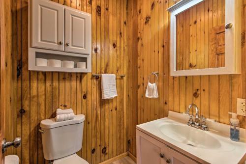 Log Cabin with Deck and Fireplace Walk to Lake and Trails - image 5