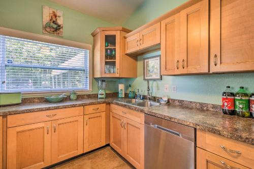 Bright and Fun Canalfront Bungalow with Kayaks and Canoe - image 6