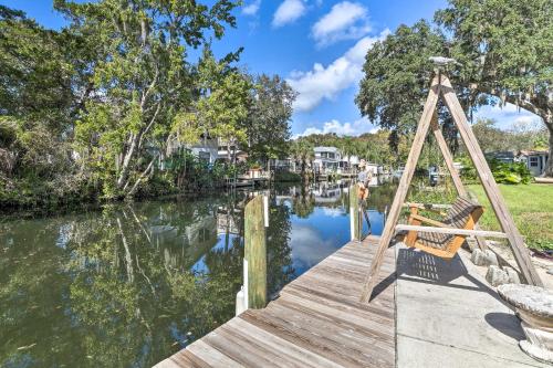 Bright and Fun Canalfront Bungalow with Kayaks and Canoe - image 9