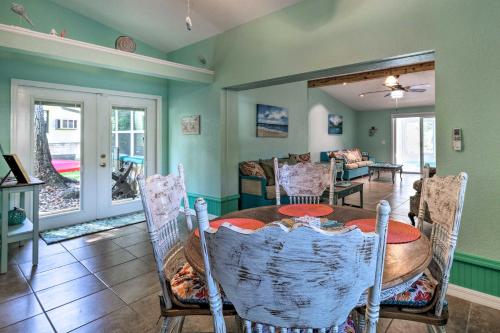 Bright and Fun Canalfront Bungalow with Kayaks and Canoe - image 12