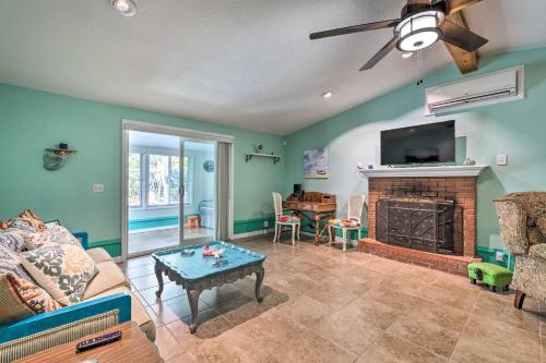 Bright and Fun Canalfront Bungalow with Kayaks and Canoe - image 8