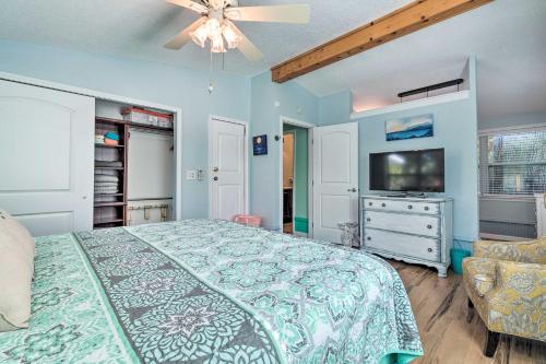 Bright and Fun Canalfront Bungalow with Kayaks and Canoe - image 13