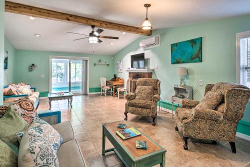 Bright and Fun Canalfront Bungalow with Kayaks and Canoe - image 3