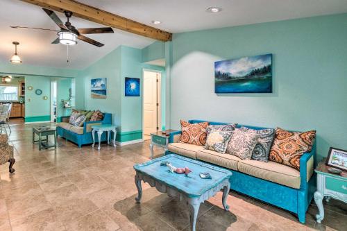 Bright and Fun Canalfront Bungalow with Kayaks and Canoe - image 7