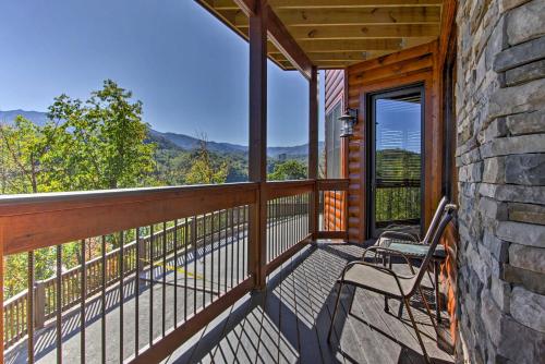 B&B Gatlinburg - Majestic Mtn Getaway Game Room, Decks and Hot Tub! - Bed and Breakfast Gatlinburg