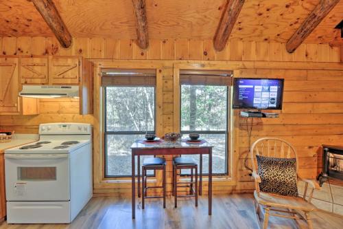 Broken Bow Cabin with Hot Tub and BBQ - 4 Mi to Lake! - main image