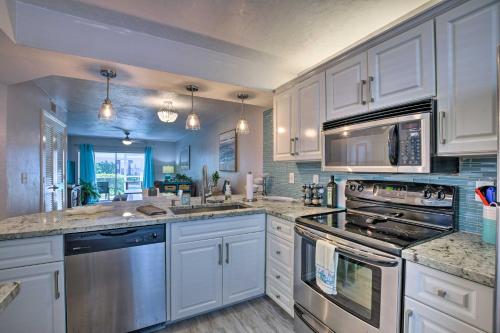 Walkable Smokehouse Bay Condo with Pool Access! - image 5
