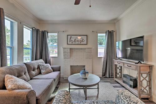 Walk to Dtwn Winter Garden Home with Patio