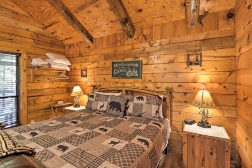 Broken Bow Cabin with Hot Tub and BBQ - 4 Mi to Lake! in Stephens Gap, USA
