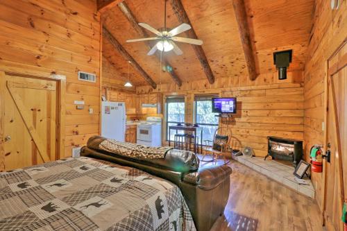 Broken Bow Cabin with Hot Tub and BBQ - 4 Mi to Lake! in Stephens Gap, USA