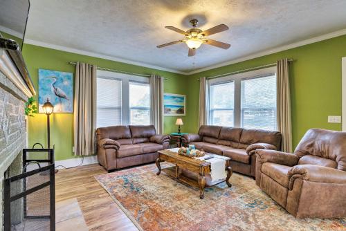 Beachside Getaway - Walk to Gulf, Pier and Casino! in Gulfport, USA