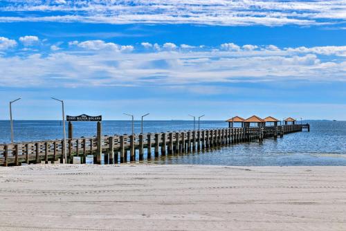 Beachside Getaway - Walk to Gulf, Pier and Casino! in Gulfport, USA