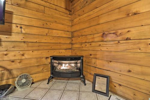 Broken Bow Cabin with Hot Tub and BBQ - 4 Mi to Lake! in Stephens Gap, USA