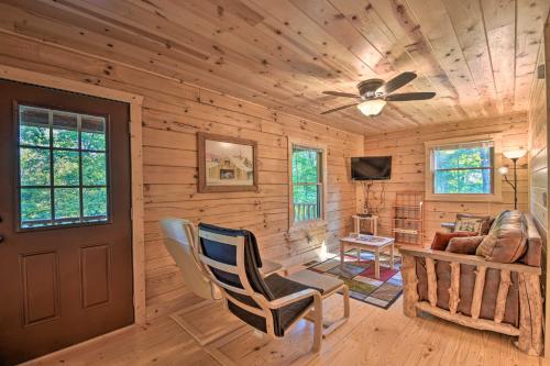Secluded Cabin with Deck 13 Miles to Downtown Murphy in Murphy, USA