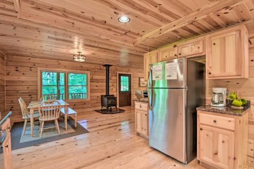 Secluded Cabin with Deck 13 Miles to Downtown Murphy in Murphy, USA