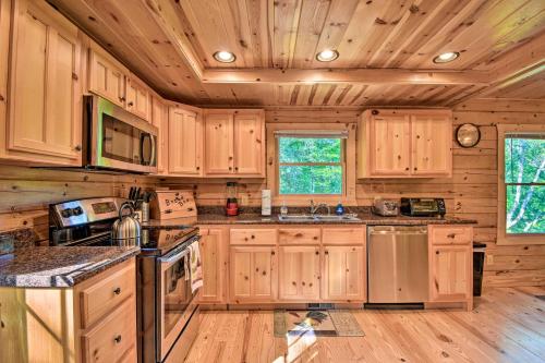 Secluded Cabin with Deck 13 Miles to Downtown Murphy in Murphy, USA