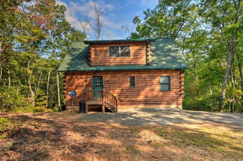 Secluded Cabin with Deck 13 Miles to Downtown Murphy in Murphy, USA