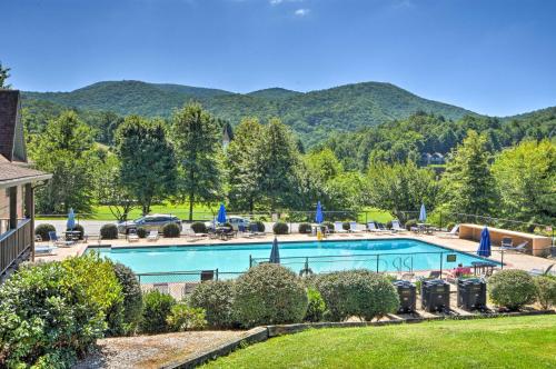 Picturesque Sky Haus Sanctuary with Mountain Views in เบรวาร์ด (NC)