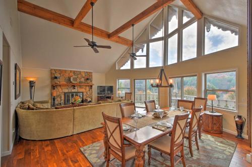 Picturesque Sky Haus Sanctuary with Mountain Views in เบรวาร์ด (NC)