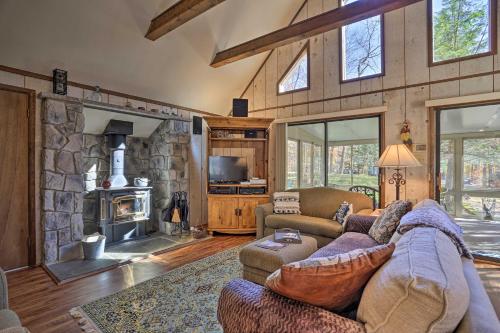 Pocono Home with Fire Pit about 1 Mi to Arrowhead Lake in Pocono Lake, USA