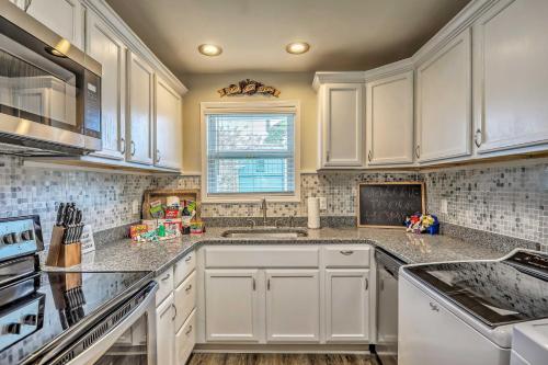 Modern Townhome - 2 Blocks to Myrtle Beachfront! - image 8