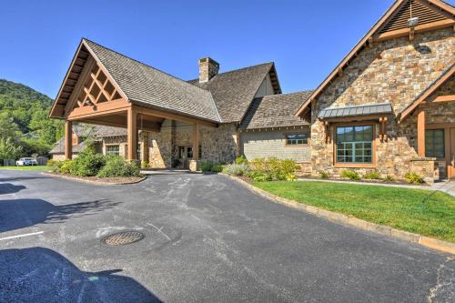 Picturesque Sky Haus Sanctuary with Mountain Views in เบรวาร์ด (NC)