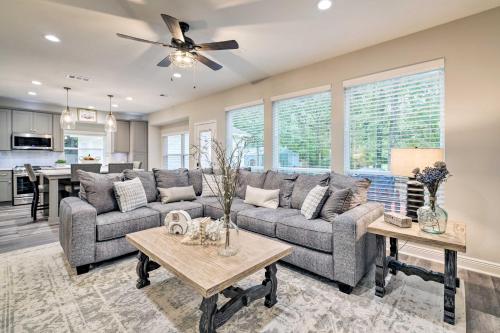 Modern Montgomery Home w/ Backyard, Deck, & Grill in Montgomery (TX)