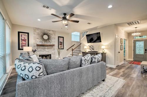 Modern Montgomery Home w/ Backyard, Deck, & Grill in Montgomery (TX)