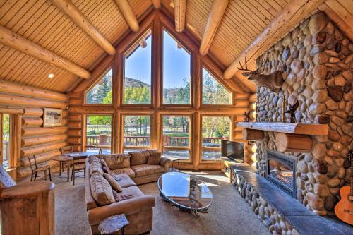Custom Bitterroot Valley Cabin with Hot Tub and Views! in Darby (MT)