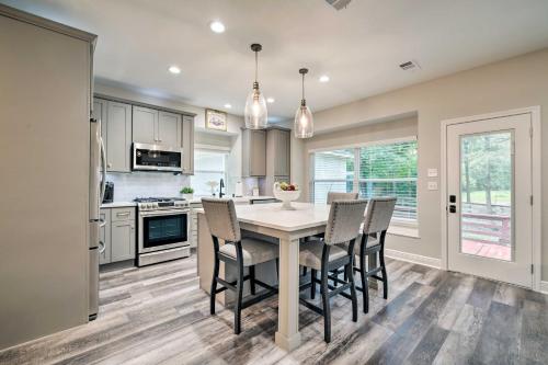 Modern Montgomery Home w/ Backyard, Deck, & Grill in Montgomery (TX)