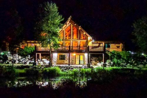 Custom Bitterroot Valley Cabin with Hot Tub and Views! in Darby (MT)