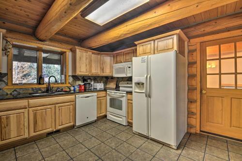 Custom Bitterroot Valley Cabin with Hot Tub and Views! in Darby (MT)