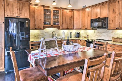 Sugar Mountain Condo Walk to Ski Resort! in Sugar Mountain, USA