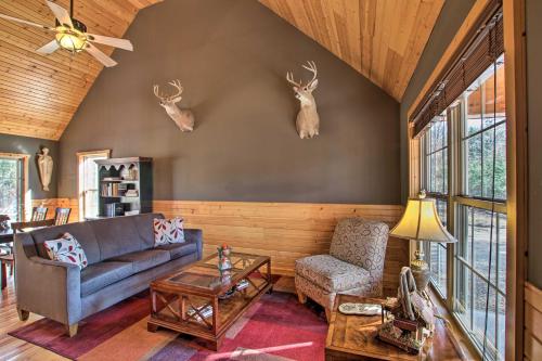 Close to Vineyards: Updated New Haven Retreat! in Ņūhavena (MO)