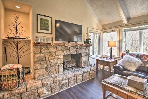 Sugar Mountain Condo Walk to Ski Resort! in Sugar Mountain, USA