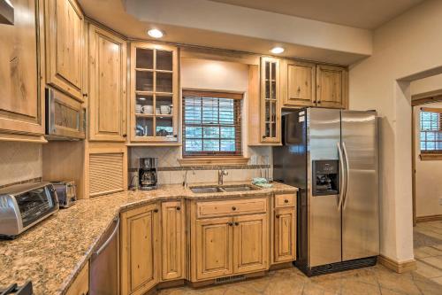 Dreamy Mtn Retreat with Hot Tub 3 Mi to Ski Resorts - image 2